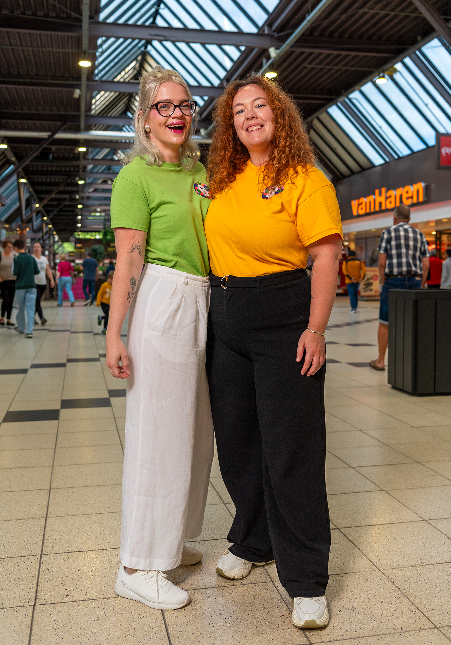 Fotografie is Chico’s stiel! Hij werkt zorgvuldig en met interesse in mensen. In de omgang stel hij zich benaderbaar op. Contact maken gaat hem natuurlijk af, het zorgt voor ontspanning. In Groningen groeit een bijzondere community: Bolingo Verbindt – een plek waar dans, muziek en menselijkheid samenkomen. Oprichters Nieta en Rõbin begonnen uit persoonlijke drijfveren een beweging die mensen letterlijk én figuurlijk in beweging brengt. Tijdens de dansbijeenkomsten beweegt iedereen mee: jong en oud, werkend en herstellend, met of zonder beperking. Er is geen prestatiedruk en geen onderscheid. “Wij zijn geen professionele dansers, lacht Nieta, en dat maakt het juist laagdrempelig. Wat begon als een dansproject, is uitgegroeid tot een bron van verbinding en levenslust in Paddepoel.