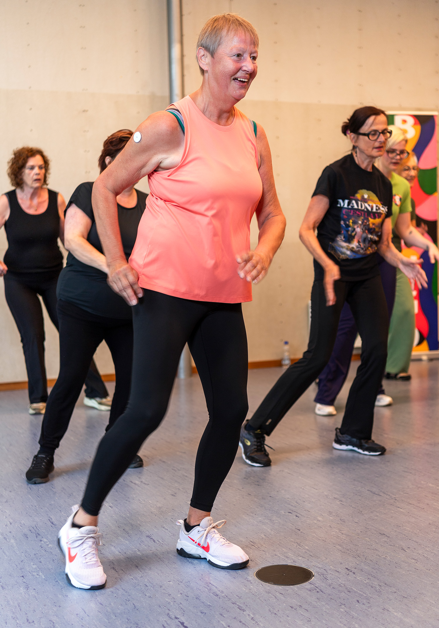 Fotografie is Chico’s stiel! Hij probeert de eigenheid van mensen en hun omgeving te vangen, zonder iets te veranderen aan hun doen en laten. Jetty Veldhuis vond bij Bolingo precies wat ze miste: plezier, beweging en verbondenheid. Na een moeilijke periode, een scheiding, het overlijden van haar man en jaren vol schuldgevoel – besloot ze iets te doen voor zichzelf. Dans bracht haar terug in balans. “Ik dacht eerst dat ik te oud was. Maar iedereen is welkom. Leeftijd doet er niet toe.” Voor Jetty is Bolingo meer dan een dansgroep. Het is een plek van herstel, vriendschap en vitaliteit. “Iedereen zou het eens moeten proberen. Je hoeft niks, maar je mag alles. En wie weet… vind je daar precies wat je zoekt.”