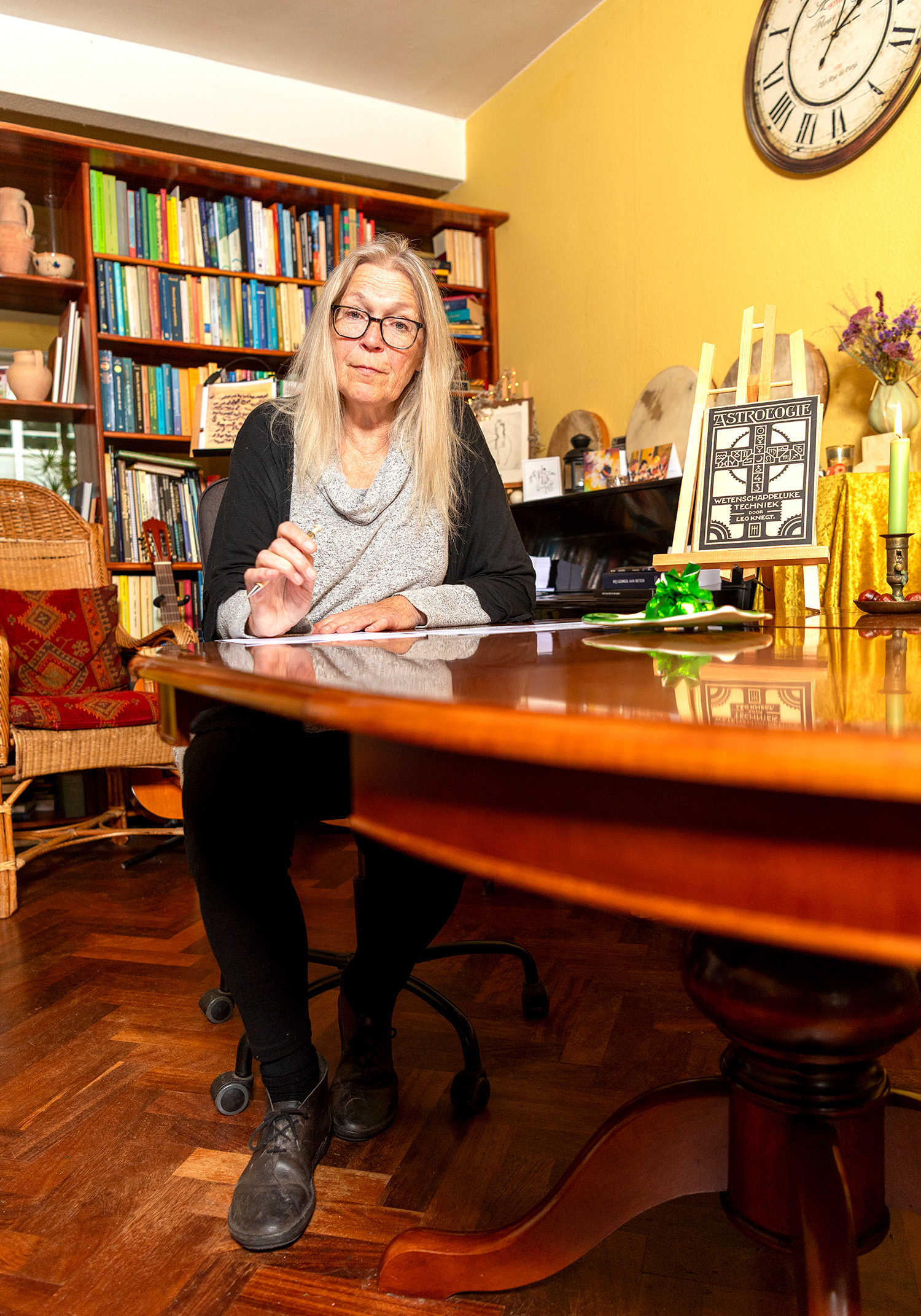 Fotografie is Chico’s stiel! Hij probeert de eigenheid van mensen en hun omgeving te vangen, zonder iets te veranderen aan hun doen en laten. Nel Helder heeft een praktijk aan huis waarin ze astrologie, voetreflex en familieopstellingen inzet om mensen te begeleiden in hun persoonlijke ontwikkeling: Salon Cheiron “Als iemand zich gezien voelt, gebeurt er iets. Dan ontstaat er ruimte voor heling, ook zonder ingewikkelde therapieën.