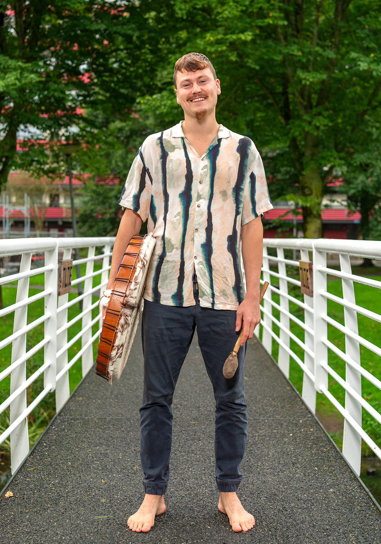 Fotografie is Chico’s stiel! Hij probeert de eigenheid van mensen en hun omgeving te vangen, zonder iets te veranderen aan hun doen en laten. Nathan Rajac de Vries vertelt dat hem in Marko’s verhaal vooral de eerlijkheid raakte. Hij herkent daarin zijn eigen werkwijze als coach: openstaan voor de waarheid, zorgvuldig spreken en bewust kiezen wat je deelt. “Hoe je spreekt, maakt het verschil”. Wat hij uit zijn werk wil meegeven, is eenvoudig maar krachtig: alles begint met willen. Wie bereid is te veranderen, vindt vanzelf de weg, via een gesprek, een boek of een toevallige ontmoeting.