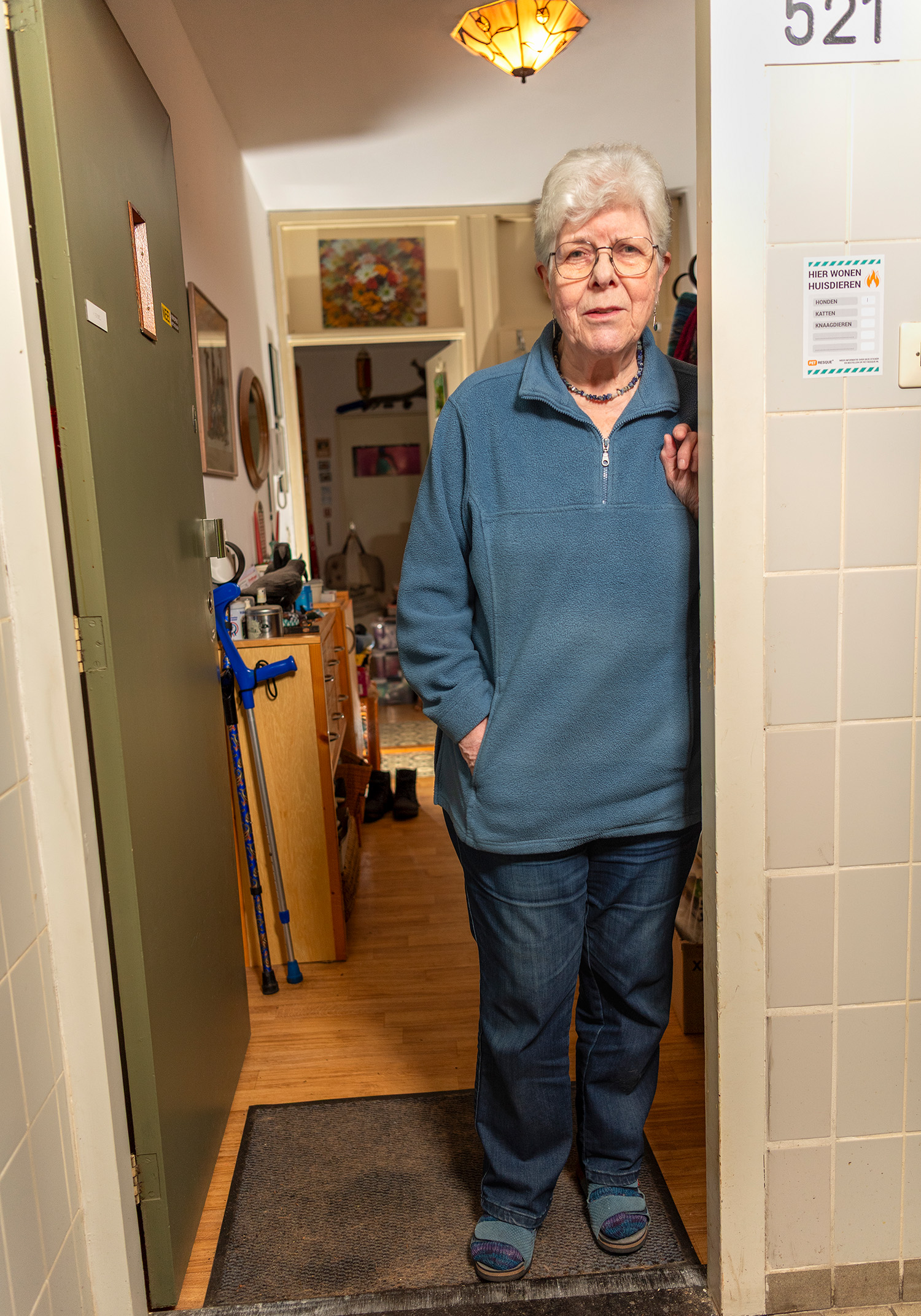 Fotografie is Chico’s stiel! Hij probeert de eigenheid van mensen en hun omgeving te vangen, zonder iets te veranderen aan hun doen en laten. Kitty Neijssel woont al bijna haar hele leven in Paddepoel. Ze groeide op met een Duitse moeder, volgde hier school en werkte jarenlang als docent tekenen en textiele werkvormen aan de katholieke huishoudschool aan de Merwedestraat. “Ik heb mijn werk altijd met plezier gedaan.” Zelfstandig blijven vindt Kitty belangrijk, al merkt ze dat dit moeilijker wordt. Ze krijgt hulp van het WIJ-team bij het huishouden en opruimen. Wat ze wél graag zou zien, is dat er weer een bus door de wijk rijdt. “Sinds ik Bella heb, ga ik nergens meer met het openbaar vervoer.”