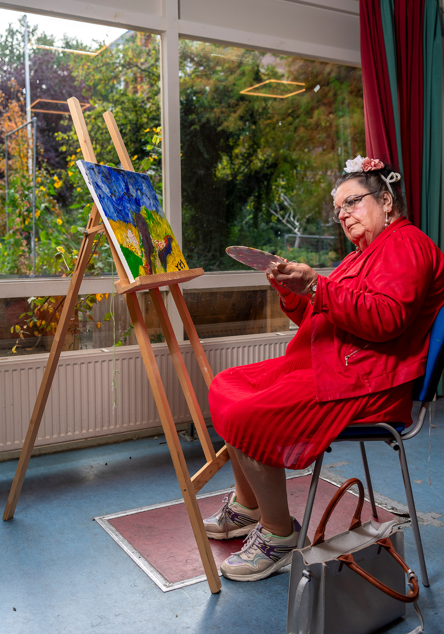 Fotografie is Chico’s stiel! Hij probeert de eigenheid van mensen en hun omgeving te vangen, zonder iets te veranderen aan hun doen en laten. In haar appartement in Paddepoel heeft Enny eindelijk gevonden wat ze jarenlang miste: rust, stabiliteit en een gevoel van thuis. Ze woont zelfstandig, met begeleiding van Lentis op de achtergrond. “Er is altijd iemand die me helpt als het nodig is. Daardoor kan ik alles doen.” Enny vat haar leven in Paddepoel samen in één woord: stabiliteit. “Ik hoop dat ik hier oud mag worden. Dit is mijn thuis.”