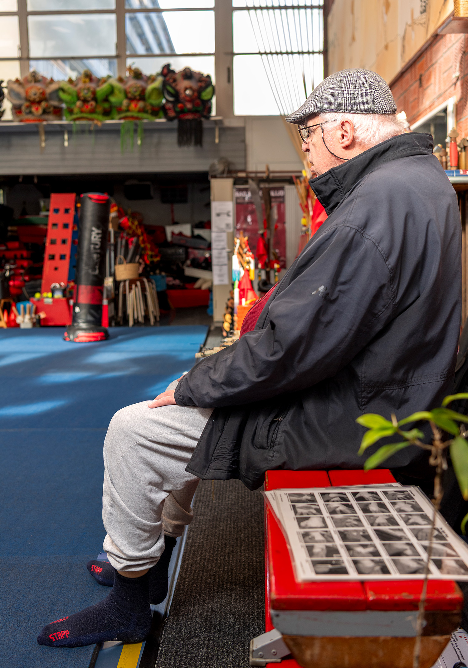 Fotografie is Chico’s stiel! Hij probeert de eigenheid van mensen en hun omgeving te vangen, zonder iets te veranderen aan hun doen en laten. Jan Arnold traint sinds 1987 bij Earl Blijd van Bao Trieu. “Ik kwam daar via een kennismakingscursus van de gemeente,” vertelt hij. “Eerst had ik me opgegeven voor Beweging op Muziek, maar daar deden hoofdzakelijk vrouwen aan mee. Toen ben ik naar kungfu gegaan.” Sindsdien is beweging een vast onderdeel van zijn leven. Zijn advies aan anderen is eenvoudig: “Beweeg drie of vier uur per week en doe dat consequent. Gezondheid vraagt geen topsport, alleen regelmaat.” Na bijna veertig jaar trainen vat hij zijn ervaring samen: “Regelmatig bewegen houdt je sterk, lichamelijk én mentaal.”