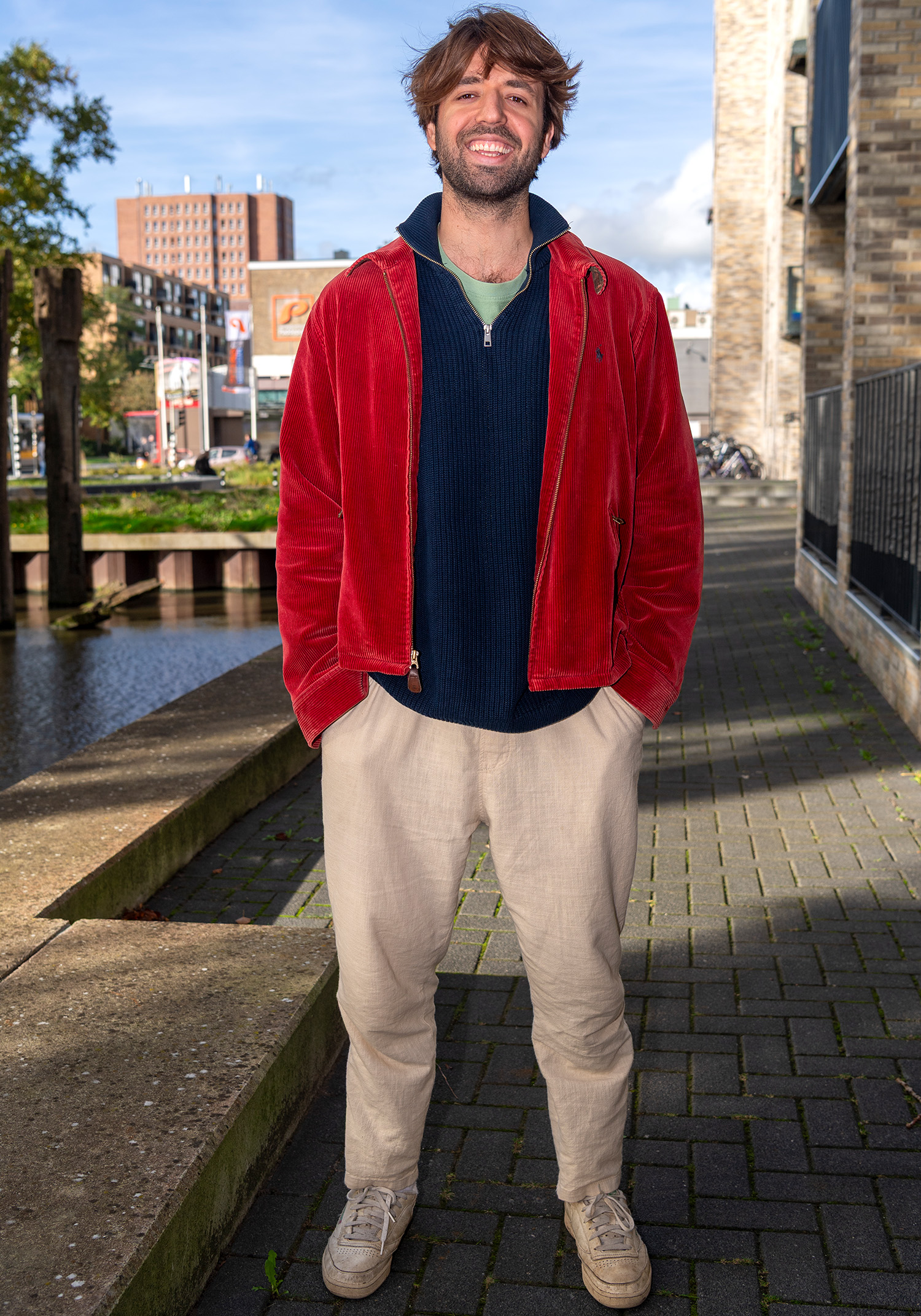 Fotografie is Chico’s stiel! Hij probeert de eigenheid van mensen en hun omgeving te vangen, zonder iets te veranderen aan hun doen en laten. Marko Bosnjak leeft met een sterk verlangen naar waarheid. Niet de waarheid van boeken of theorieën, maar die van de directe ervaring. “Alles wat ik doe,” zegt hij, “komt voort uit zelfonderzoek. Op de vraag wat gezondheid voor hem betekent, hoeft hij niet lang na te denken. “Compassie,” zegt hij. “Voor je eigen ervaring en die van anderen. Gezondheid is geen eindpunt, maar een voortdurend leren omgaan met het leven – met mildheid, eerlijkheid en adem.”