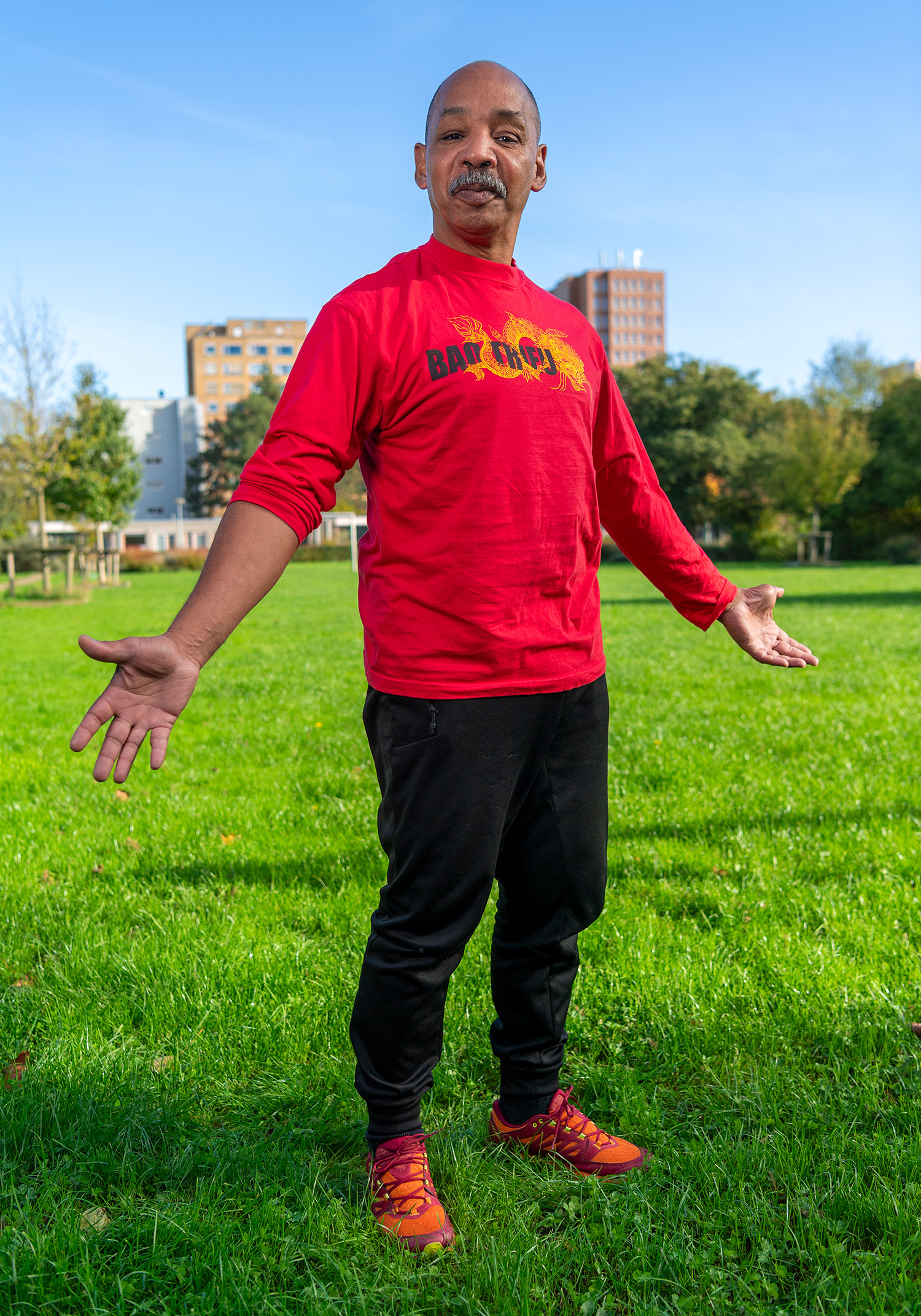 Fotografie is Chico’s stiel! Hij probeert de eigenheid van mensen en hun omgeving te vangen, zonder iets te veranderen aan hun doen en laten. Beweging loopt als een rode draad door het leven van Earl Blijd. Al als kind was hij graag actief. “Op school hadden we geweldige gymnastieklessen,” vertelt hij. “Thuis deed ik vaak oefeningen, gewoon omdat ik er plezier in had.” Toen hij naar Nederland kwam om technische scheikunde te studeren, kwam hij in contact met Kung Fu. “Een Vietnamese studiegenoot vertelde dat er hier lessen werden gegeven. Vanaf dat moment was ik verkocht.” Zijn boodschap aan wijkbewoners is eenvoudig: beweeg, maar binnen je eigen grenzen. “Je hoeft geen topsporter te zijn. Wandelen, fietsen, buiten zijn – dat is al genoeg. Deze wijk is prachtig. Geniet ervan, alleen of samen.”