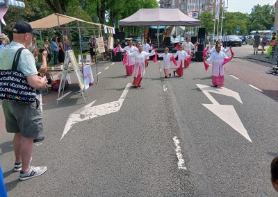 Artiest treedt op tijdens de Multiculturele Markt Paddepoel 2026.