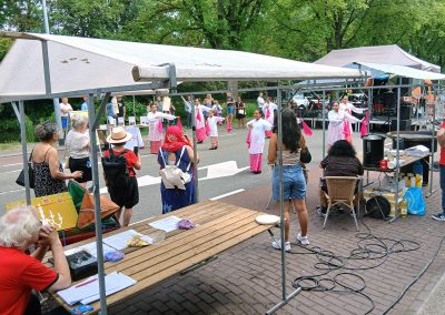 Artiest treedt op tijdens de Multiculturele Markt Paddepoel 2026.