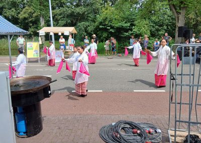 Artiest treedt op tijdens de Multiculturele Markt Paddepoel 2026.