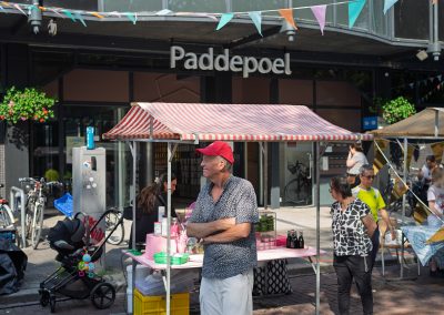 Sfeerbeeld van bezoekers op de Multiculturele Markt Paddepoel 2026.