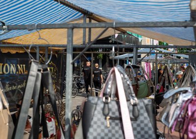 Sfeerbeeld van bezoekers op de Multiculturele Markt Paddepoel 2026.