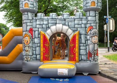 Kinderen doen mee aan activiteiten tijdens de Multiculturele Markt Paddepoel 2026.