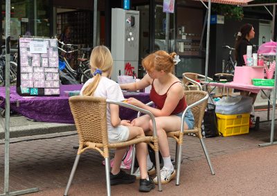 Kinderen doen mee aan activiteiten tijdens de Multiculturele Markt Paddepoel 2026.