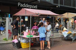 Bezoekers tijdens de Multiculturele Markt Paddepoel 2026 in Winkelcentrum Paddepoel.