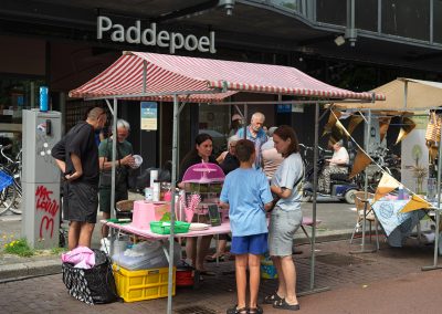 Bezoekers tijdens de Multiculturele Markt Paddepoel 2026 in Winkelcentrum Paddepoel.