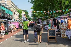 Bezoekers tijdens de Multiculturele Markt Paddepoel 2026 in Winkelcentrum Paddepoel.