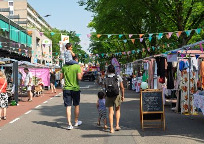 Bezoekers tijdens de Multiculturele Markt Paddepoel 2026 in Winkelcentrum Paddepoel.