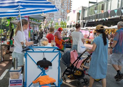 Bezoekers genieten van de Multiculturele Markt Paddepoel 2026.