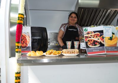 Sfeerbeeld van bezoekers op de Multiculturele Markt Paddepoel 2026.