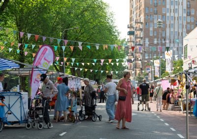 Bezoekers genieten van de Multiculturele Markt Paddepoel 2026.