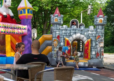Kinderen doen mee aan activiteiten tijdens de Multiculturele Markt Paddepoel 2026.