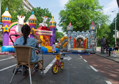 Kinderen doen mee aan activiteiten tijdens de Multiculturele Markt Paddepoel 2026.