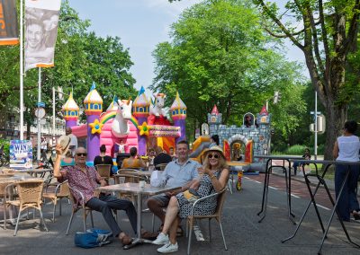 Bezoekers genieten van de Multiculturele Markt Paddepoel 2026.