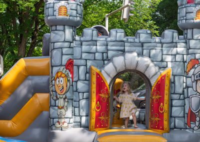 Kinderen doen mee aan activiteiten tijdens de Multiculturele Markt Paddepoel 2026.
