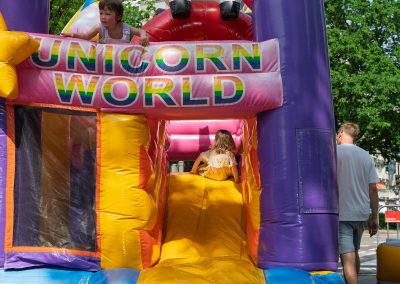 Kinderen doen mee aan activiteiten tijdens de Multiculturele Markt Paddepoel 2026.