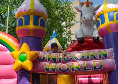 Kinderen doen mee aan activiteiten tijdens de Multiculturele Markt Paddepoel 2026.