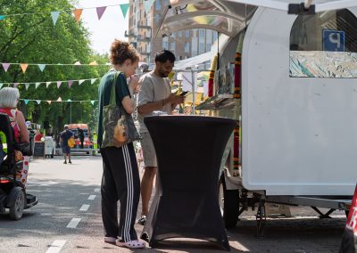 Bezoekers genieten van de Multiculturele Markt Paddepoel 2026.