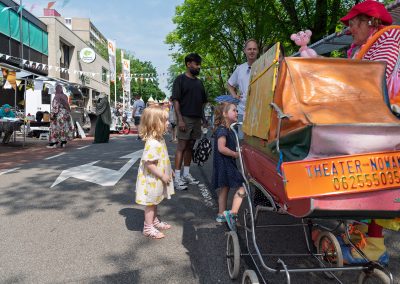 Kinderen doen mee aan activiteiten tijdens de Multiculturele Markt Paddepoel 2026.
