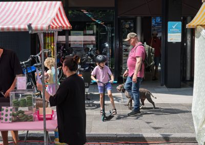 Sfeerbeeld van bezoekers op de Multiculturele Markt Paddepoel 2026.