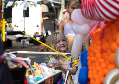 Kinderen doen mee aan activiteiten tijdens de Multiculturele Markt Paddepoel 2026.