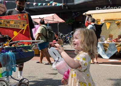 Kinderen doen mee aan activiteiten tijdens de Multiculturele Markt Paddepoel 2026.