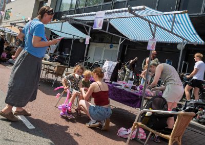 Kinderen doen mee aan activiteiten tijdens de Multiculturele Markt Paddepoel 2026.