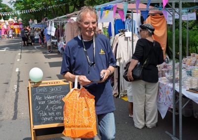 Bezoekers genieten van de Multiculturele Markt Paddepoel 2026.