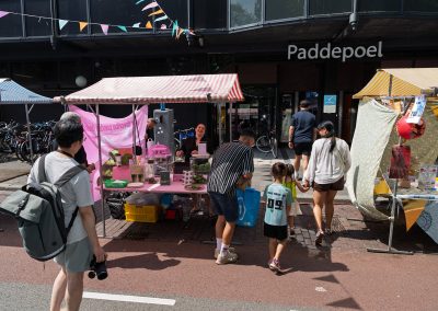 Bezoekers genieten van de Multiculturele Markt Paddepoel 2026.