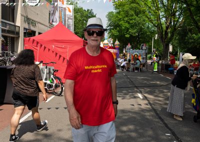 Vrijwilligers en bezoekers ontmoeten elkaar tijdens de Multiculturele Markt Paddepoel 2026.