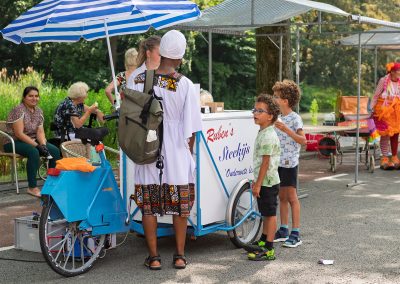 Sfeerbeeld van bezoekers op de Multiculturele Markt Paddepoel 2026.