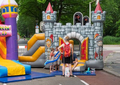 Sfeerbeeld van bezoekers op de Multiculturele Markt Paddepoel 2026.
