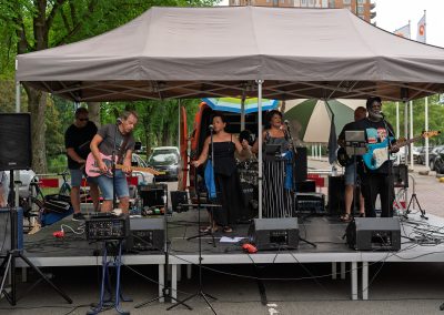 Optreden tijdens de Multiculturele Markt Paddepoel 2026.