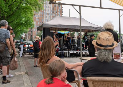 Artiest treedt op tijdens de Multiculturele Markt Paddepoel 2026.