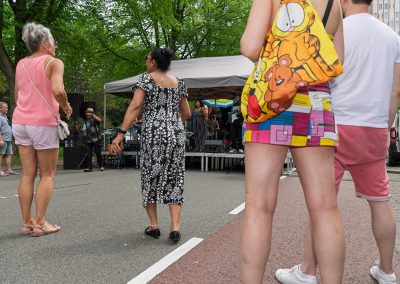 Sfeerbeeld van bezoekers op de Multiculturele Markt Paddepoel 2026.