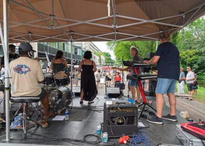 Optreden tijdens de Multiculturele Markt Paddepoel 2026.