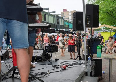 Optreden tijdens de Multiculturele Markt Paddepoel 2026.