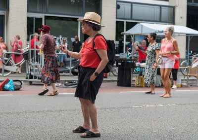 Sfeerbeeld van bezoekers op de Multiculturele Markt Paddepoel 2026.