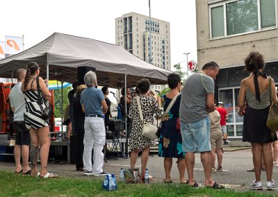 Sfeerbeeld van bezoekers op de Multiculturele Markt Paddepoel 2026.