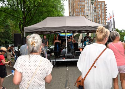 Sfeerbeeld van bezoekers op de Multiculturele Markt Paddepoel 2026.