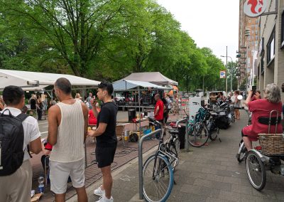 Bezoekers genieten van de Multiculturele Markt Paddepoel 2026.